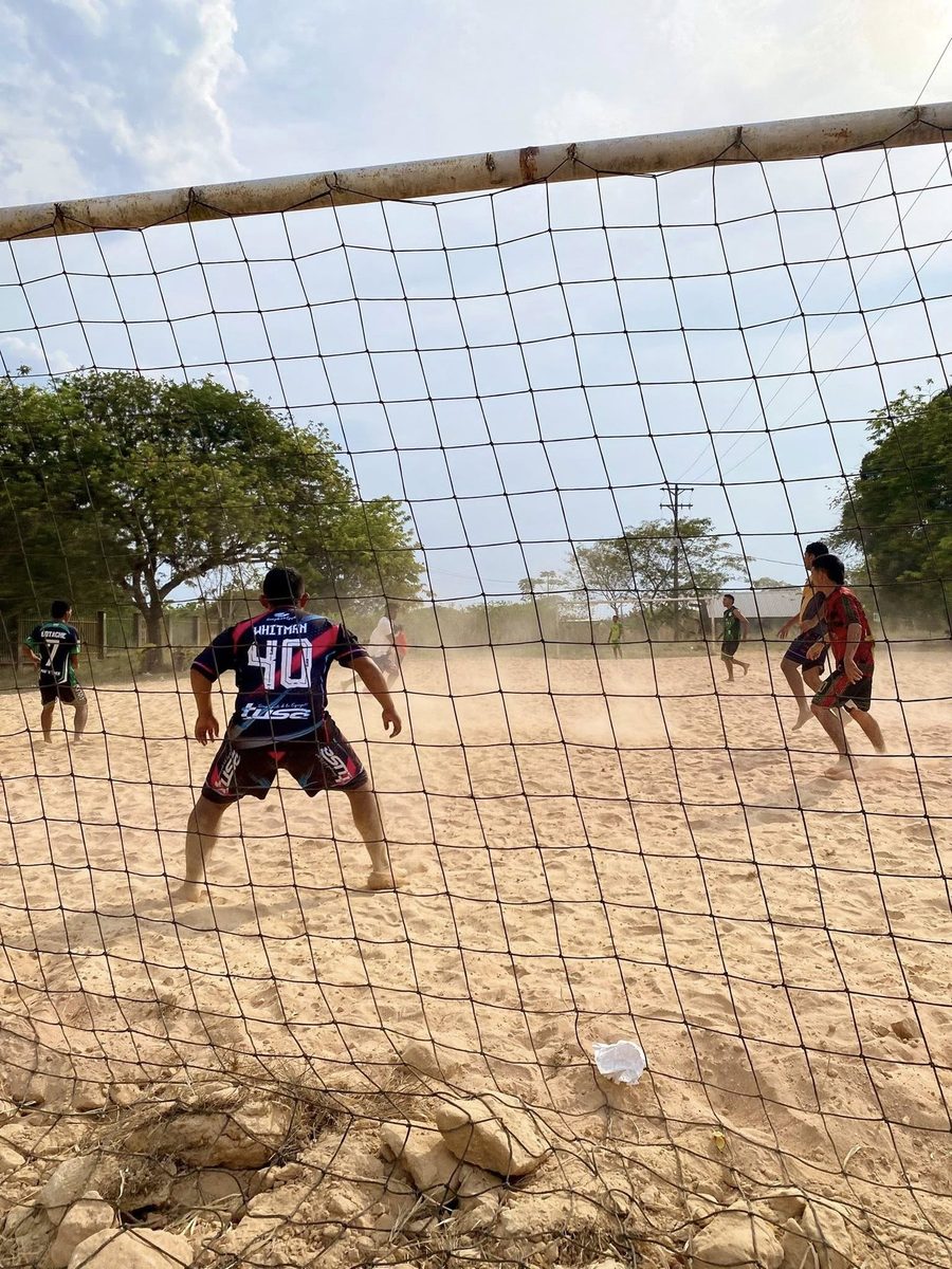 Jugadores en cancha de tierra