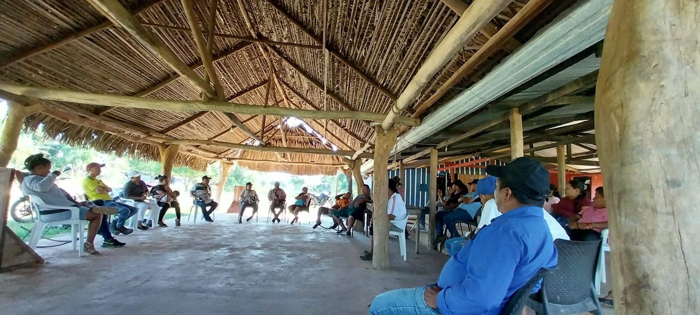 Reunión comunitaria del Resguardo Wacoyo bajo maloca tradicional